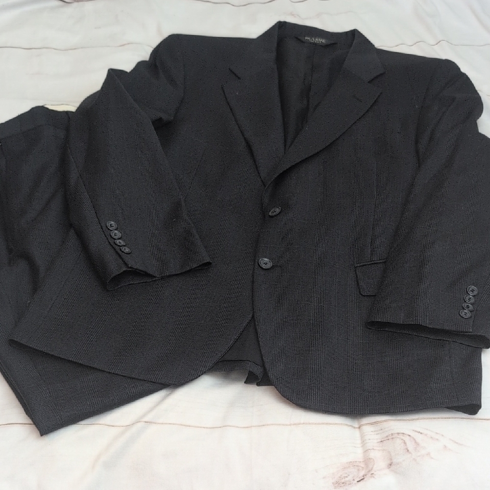 Jos A Bank Mens Suit Jacket and Pants Set it's a Two Button Blazer